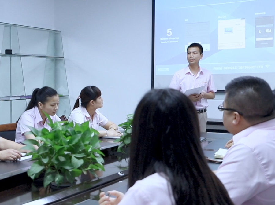 Das Außenhandelsteam der Xiamen Seaport Group hält im Juli eine zusammenfassende Sitzung im Fabrikbüro in Zhangzhou ab